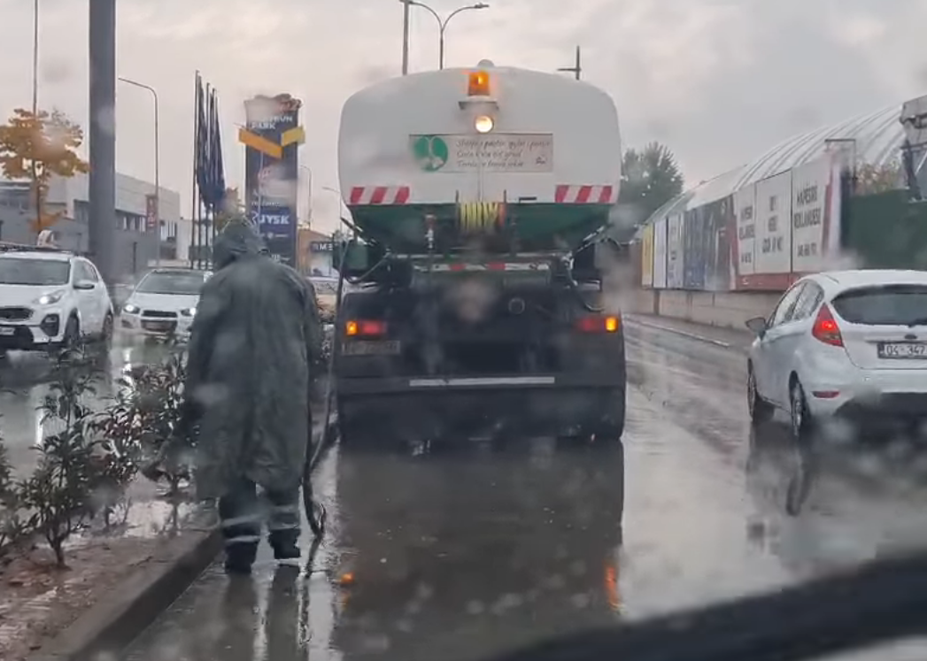 Myta e mytë vaditjen: Në pikë të shiut, ekipi kryen ujitjen në Prizren