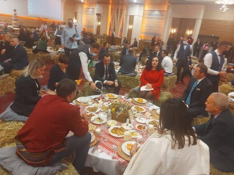 “Darka e Lamës” e shtruar nga presidentja del “darkë anti-kushtetuese”: Ja çka thotë Neni 3, pika 2