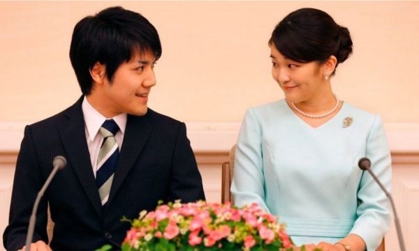 Princesha e Japonisë martohet me të dashurin e zakonshëm dhe humb statusin mbretëror