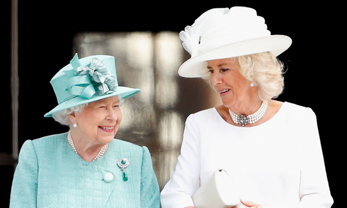 Zemërim: Mbretëresha Elizabeta II kapet duke përgojuar liderët botërorë me nusen e saj