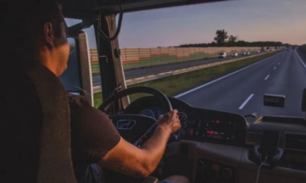 Flet një nga shoferët e kamionëve në Gjermani: Paguhem 2500 euro