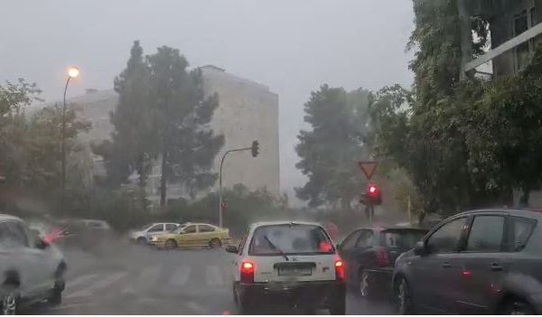 Stuhia “Balos” në Greqi përmbyt shtëpi dhe dyqane, nesër mbyllen shkollat në disa zona të vendit