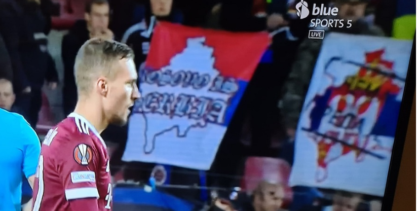 Tifozët çek provokojnë Shaqirin, shfaqin flamurin “Kosovo is Serbia”