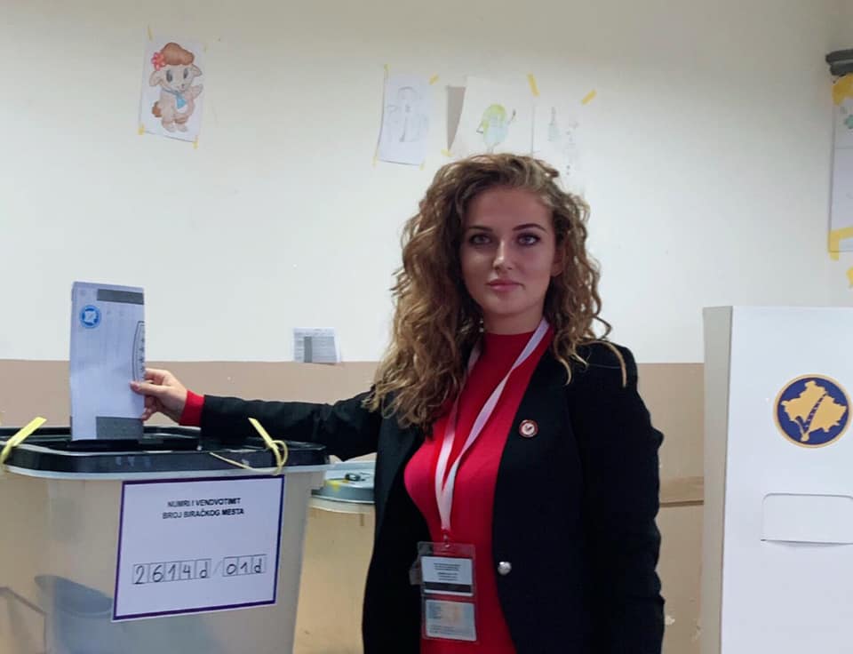 Komisionierja e VV-së ftoi votuesit që të votojnë subjektin e saj në ditën e zgjedhjeve, merr gjobë 1000 euro