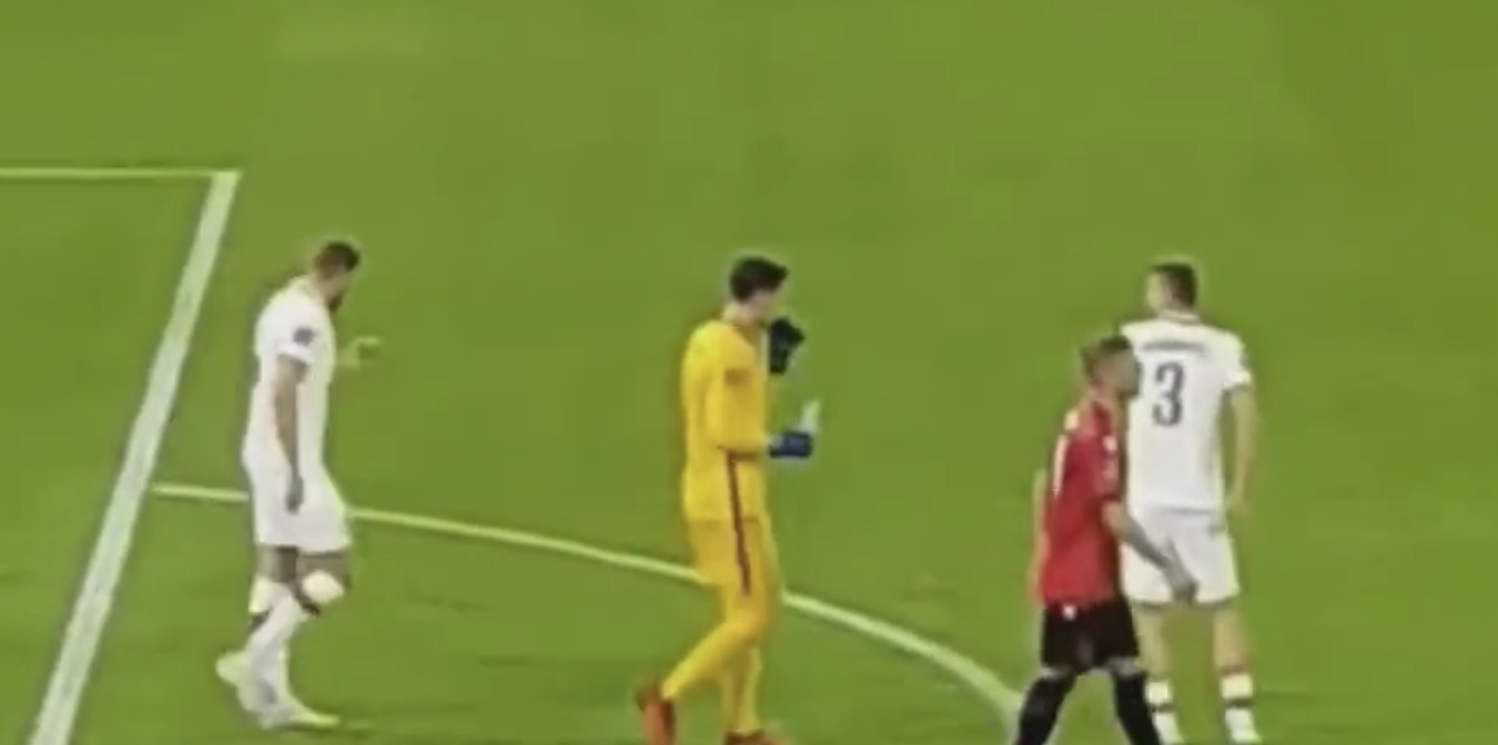 Veprimi i Szczesnyt derisa fansat shqiptarë po hidhnin shishe në fushë si të çmendur, ka shkuar viral