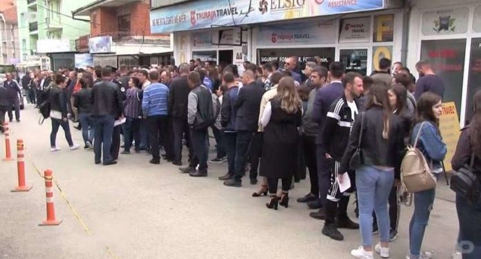 Kosovarët ankohen për ‘maltretim’ në pritjen e termineve: Prostestë para ambasadës gjermane