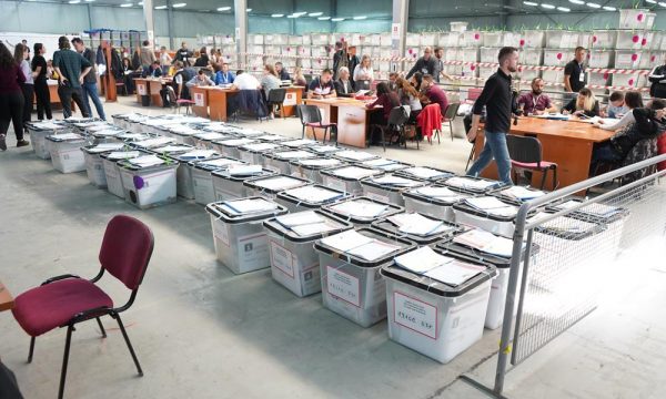 LDK e PDK po prijnë me komuna në nivel vendi, Vetëvendosje e treta