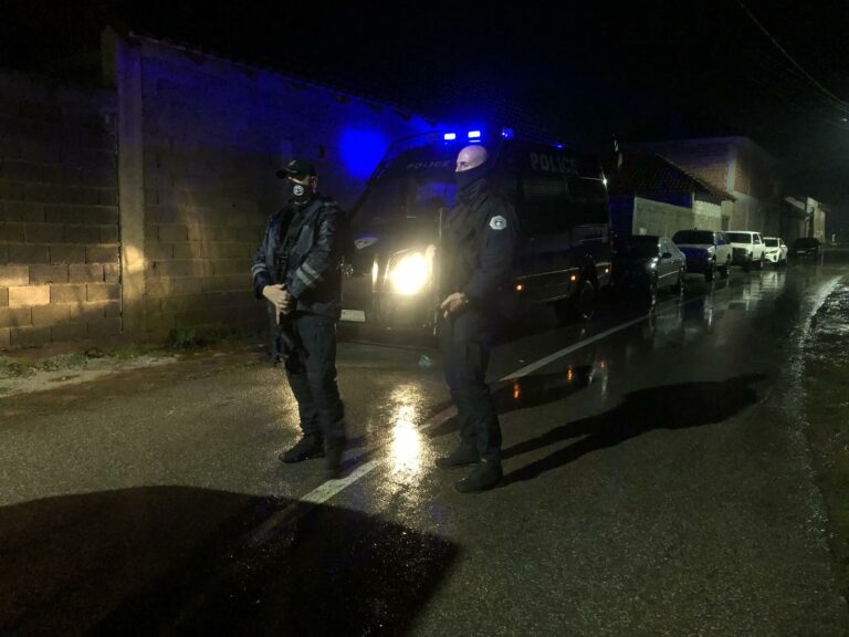 Policia bastisi 3 shtëpi mbrëmë në Deçan, nuk gjeti asgjë të dyshimtë