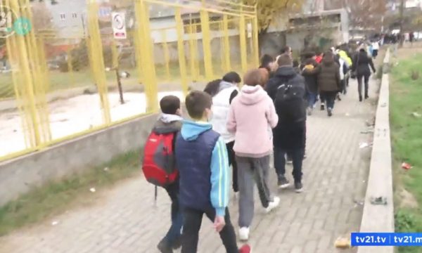 Marshojnë nxënësit në Shkup: Si të mbajmë mësim, kur shokët e shoqet nuk janë në mes nesh