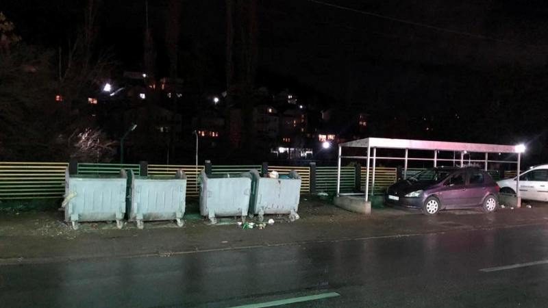Prishtinasi largon kontejnerët nga vendi, për ta parkuar veturën