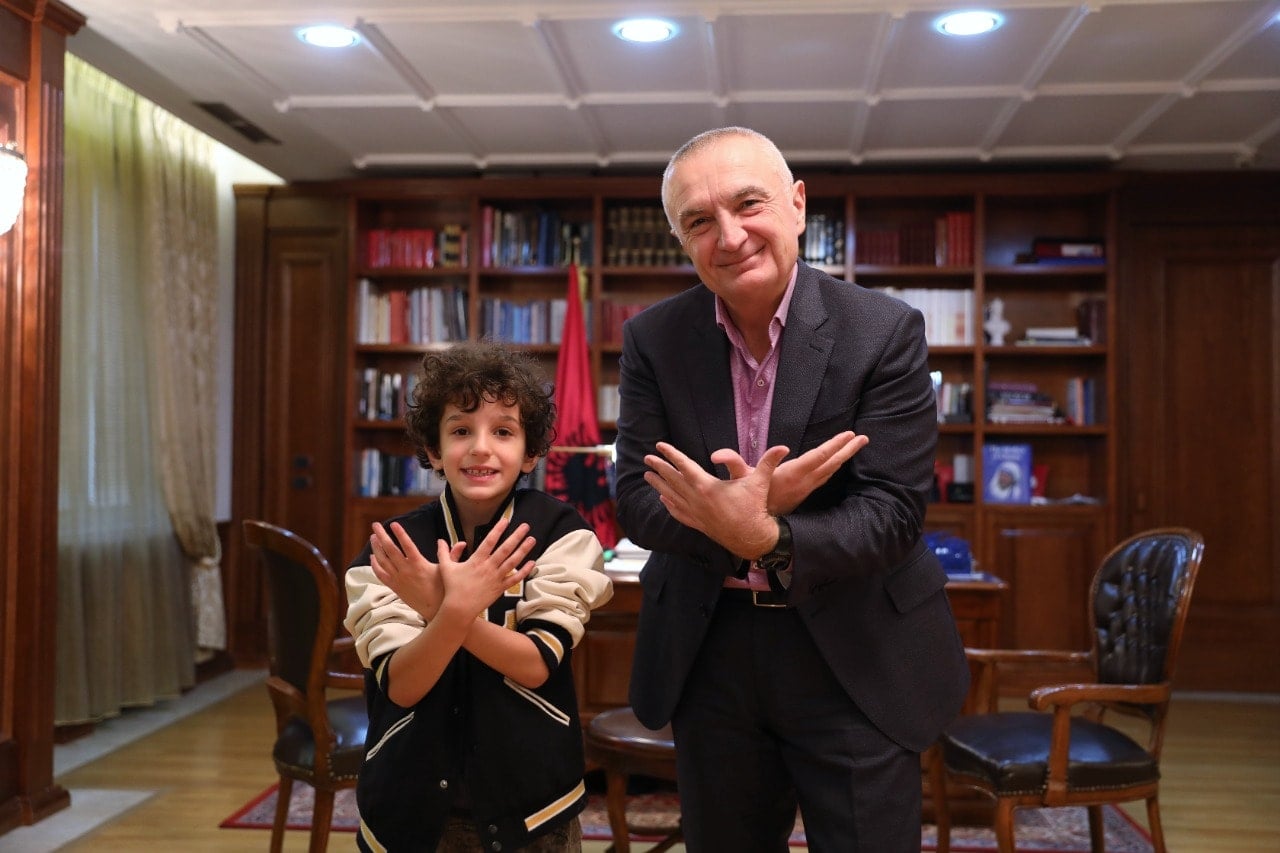 Duar-shqiponjë: Ilir Meta foto me Lekën, nipin e Ibrahim Rugovës