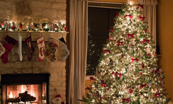 Shkenca thotë se ata që zbukurojnë pemën e Krishtlindjes para kohe janë më të lumtur