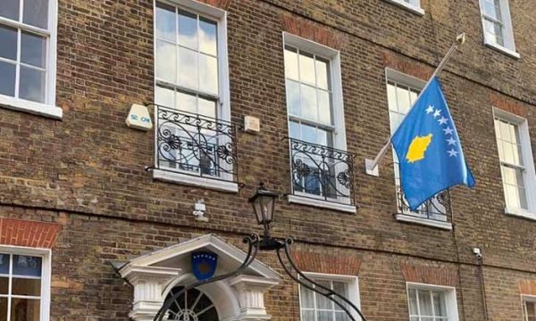 Ambasada e Kosovës në Angli del me njoftim të rëndësishëm për qytetarët