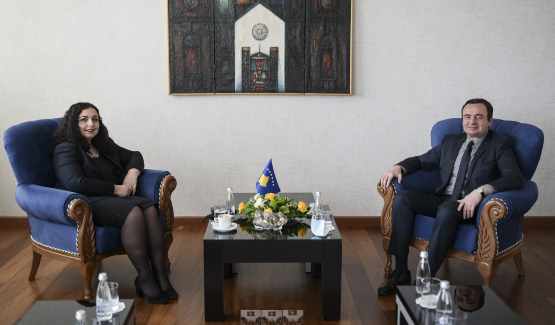 Ulet rehatshëm Albini: Kryeministri i blen tre kolltuqe ‘ekskluzive’ në Suharekë