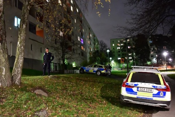 Suedi: Babai i godet me thikë dhe më pas i hedh fëmijët nga ballkoni