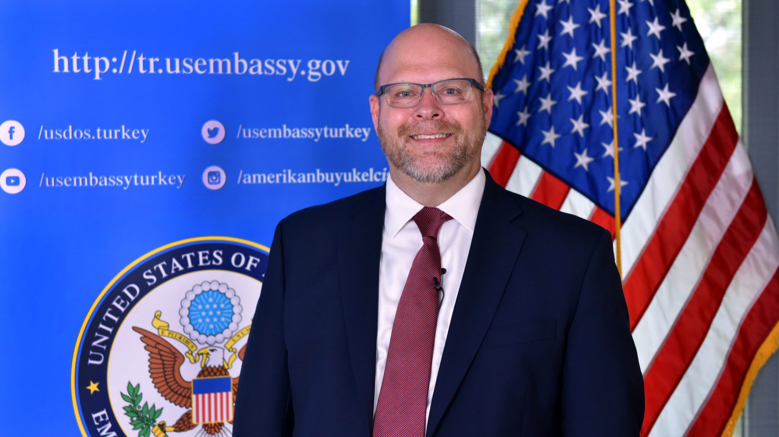 Iu konfirmua mandati: Kush është ambasadori i ri i ShBA’së në Kosovë