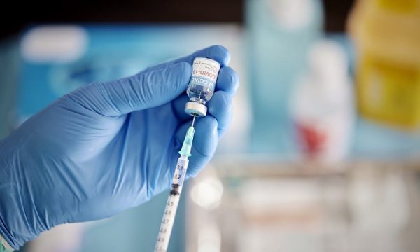 Brenda javësh në Kosovë edhe doza e tretë e vaksinës kundër Covid-19