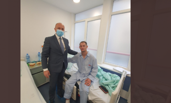 Tragjedia në Bullgari/ Ambasadori serb viziton në spital shqiptarin e Luginës