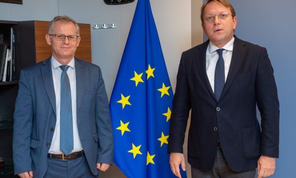 Varhelyi takon Bislimin, diskutojnë për raportin e fundit të Komisionit Evropian për Kosovën