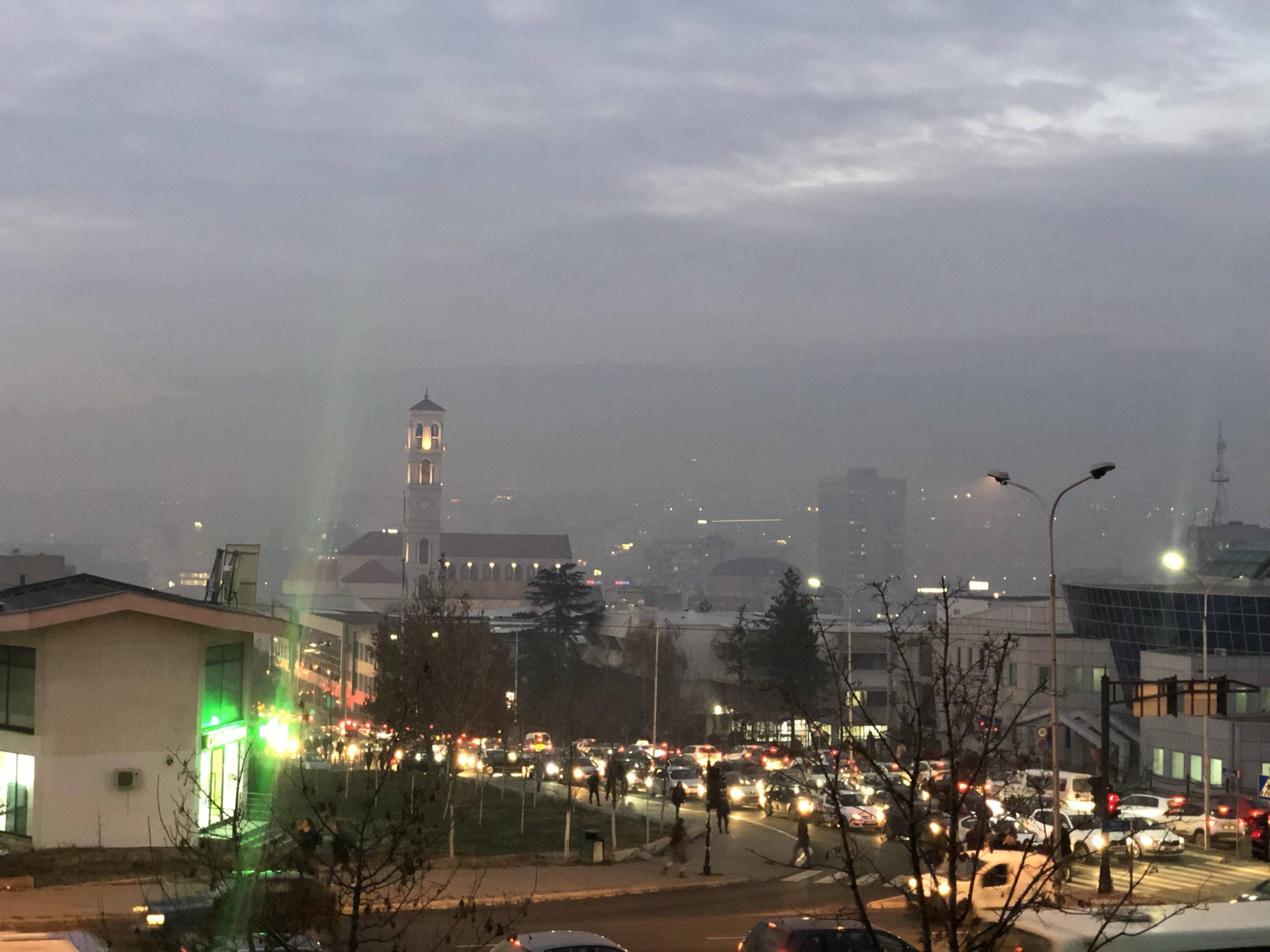 Fillon ndotja e ajrit, tymi mbulon Prishtinën