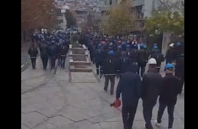 Pamje drithëruese: Punëtorët e Feronikelit [qytetarë të Kosovës] vërshojnë sheshin në protestë