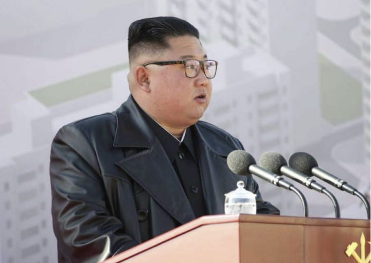 Korea e Veriut ndalon xhaketat e lëkurës, nuk duhet të imitohet Kimi
