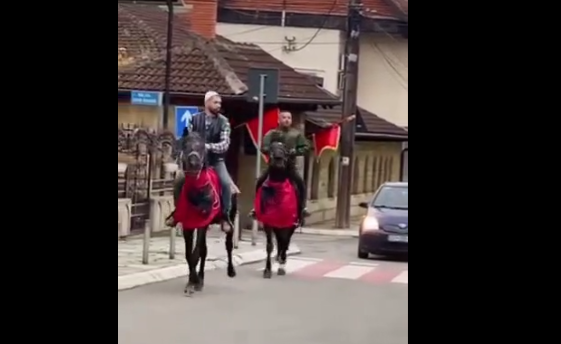 ‘Isa Boletini’ me kalë mbërrin në Rahovec për 28 nëntor, habiten qytetarët (Video)