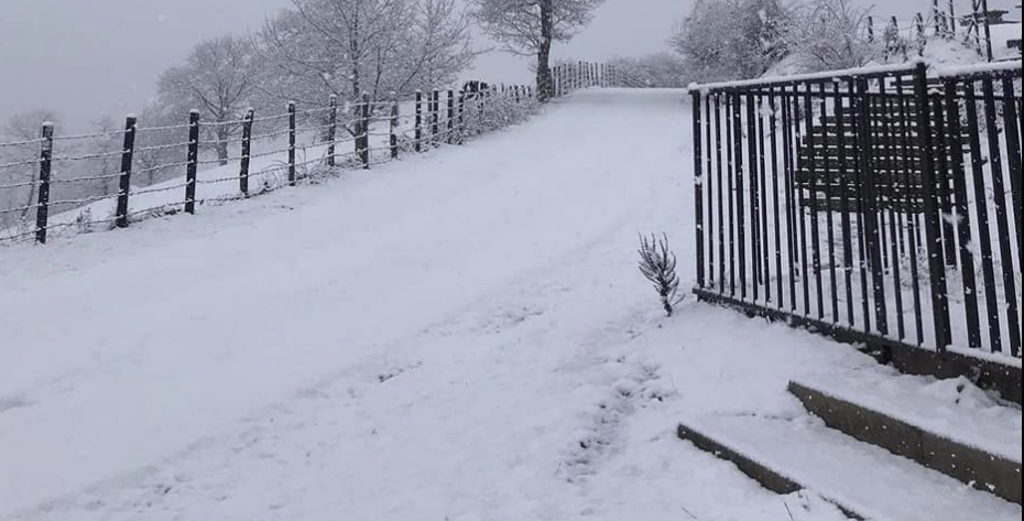 Bie borë e madhe në fshatin Zabërrxha, banorëve s’iu pëlqen