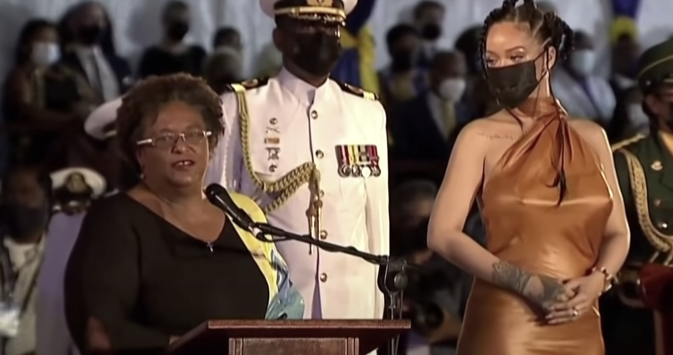 Barbadosi bëhet Republikë, menjëherë e shpallin Rihannan “hero kombëtar”: Vëmendja te thimthat e saj (Video)