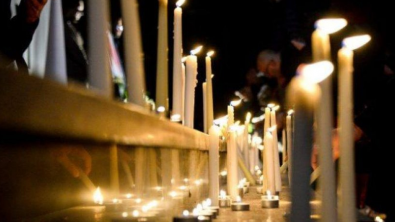 Sulmi i mbrëmshëm, pasdite në Deçan do të ndizen qirinj në nderim të viktimave