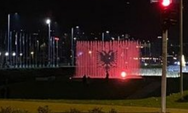 Ujëvara e Zagrebit ndriçohet me flamurin shqiptar