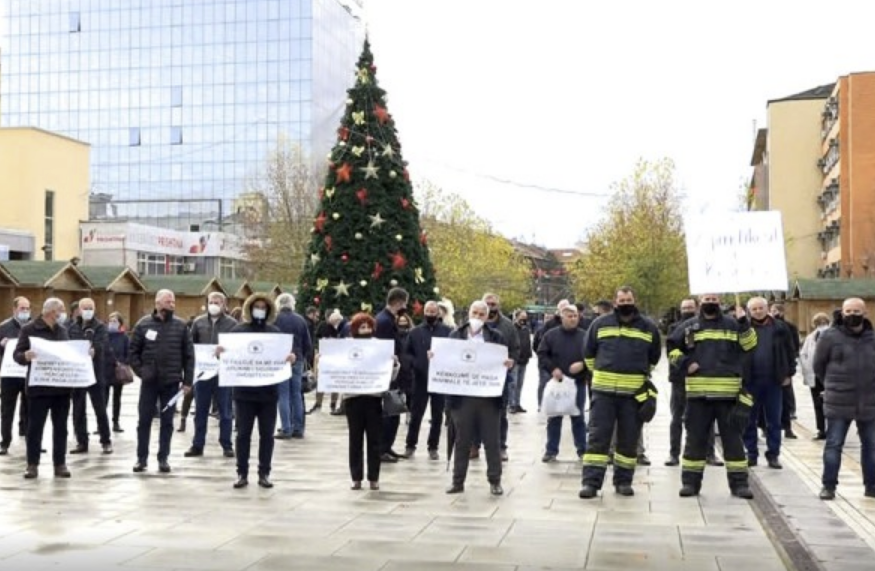 Viti i grevave: Proteston Administrata, i bashkohen arsimtarët, mjekët e zjarrfikësit