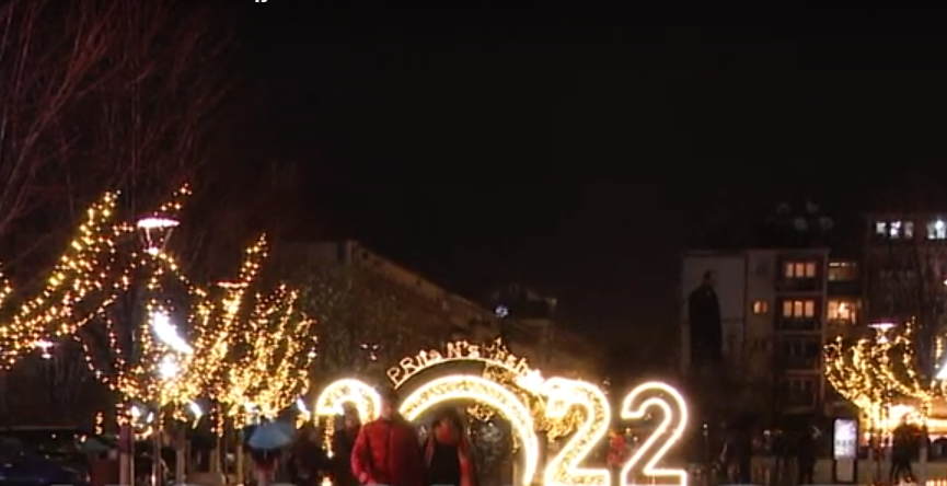 Komuna e Prishtinës ndez dritat dekoruese në sheshin e qytetit