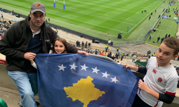 Ruari O’Connell nuk e harron Kosovën, shpalos flamurin në një ndeshje të ragbit