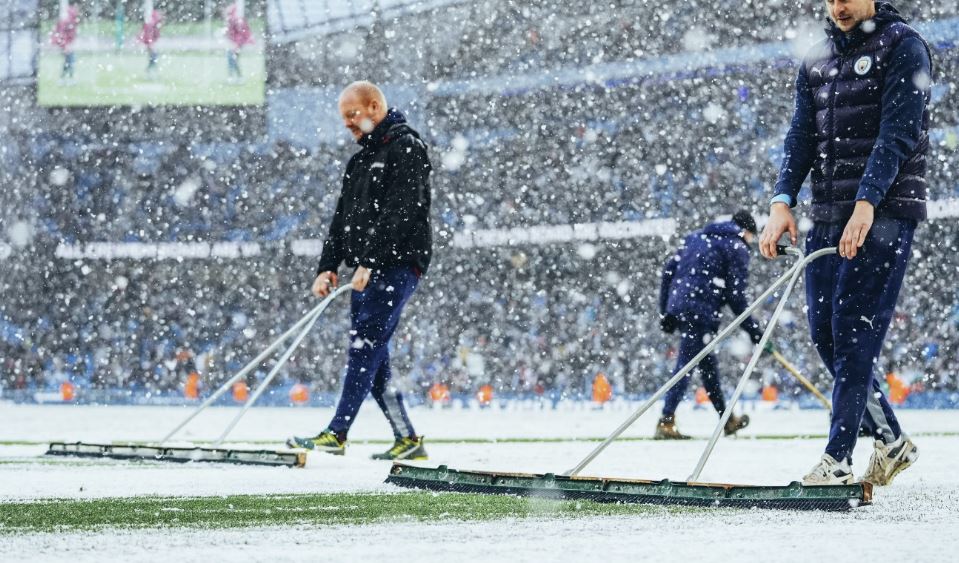 Guardiola ka një mesazh për trajnerët që ankohen për kushtet atmosferike, fushën dhe lëndimet