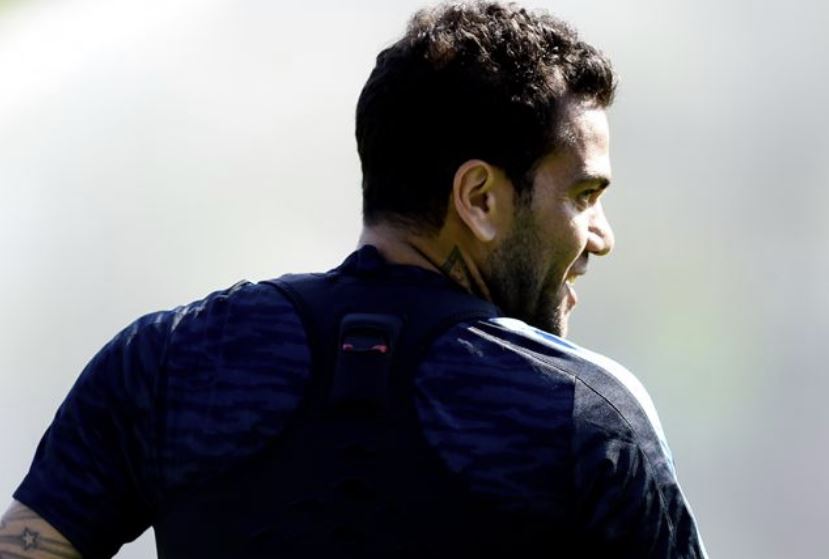 Alves fillon sot stërvitjet me Barcelonën
