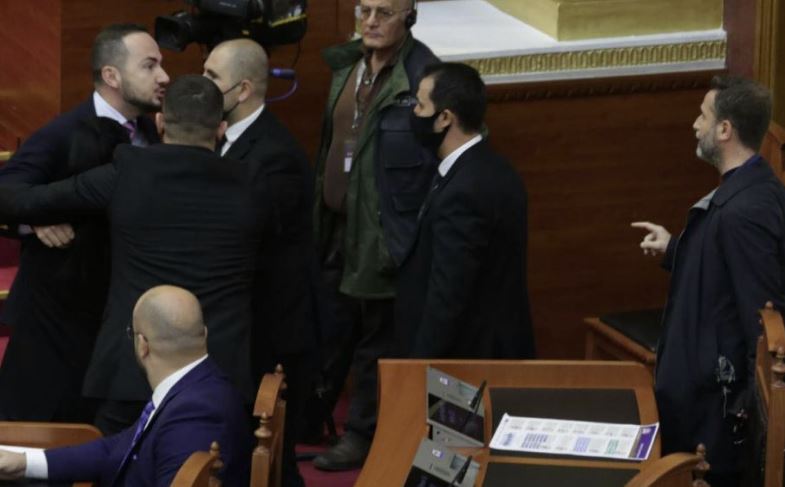 FOTOT/ “O kone mos më ndërprit mua”, Ervin Salianji ngrihet në Kuvend për të goditur Erion Braçen