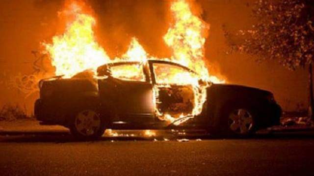 Vrasja e dyfishtë në Tiranë, vetura e të dyshuarve gjendet e djegur