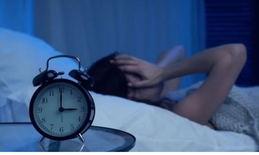 Studim: Çrregullimet e gjumit shkaktojnë rëndim të gjendjes pas infektimit me COVID-19