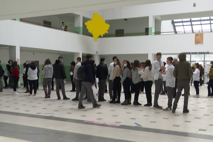 Nxënësit e gjimnazit “Xhevdet Doda” marrin vaksinën anti-COVID në objektin e tyre shkollor