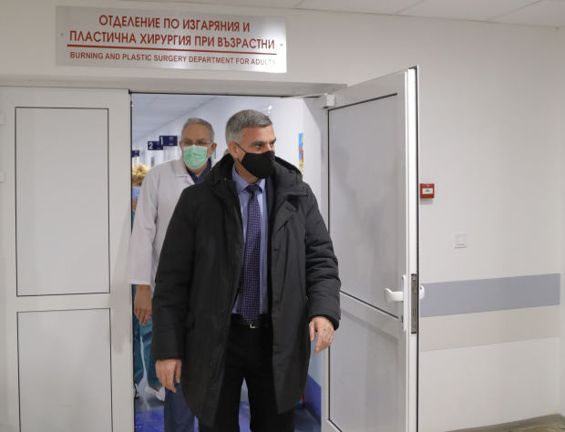 Kryeministri bullgar viziton në spital të lënduarit e aksidentit tragjik