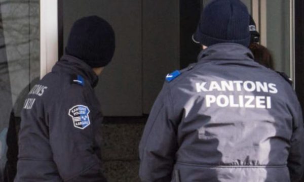Kosovari mashtron plakën gjermane si polic, plaka mashtron kosovarin se po i beson: Policia kryen arrestime