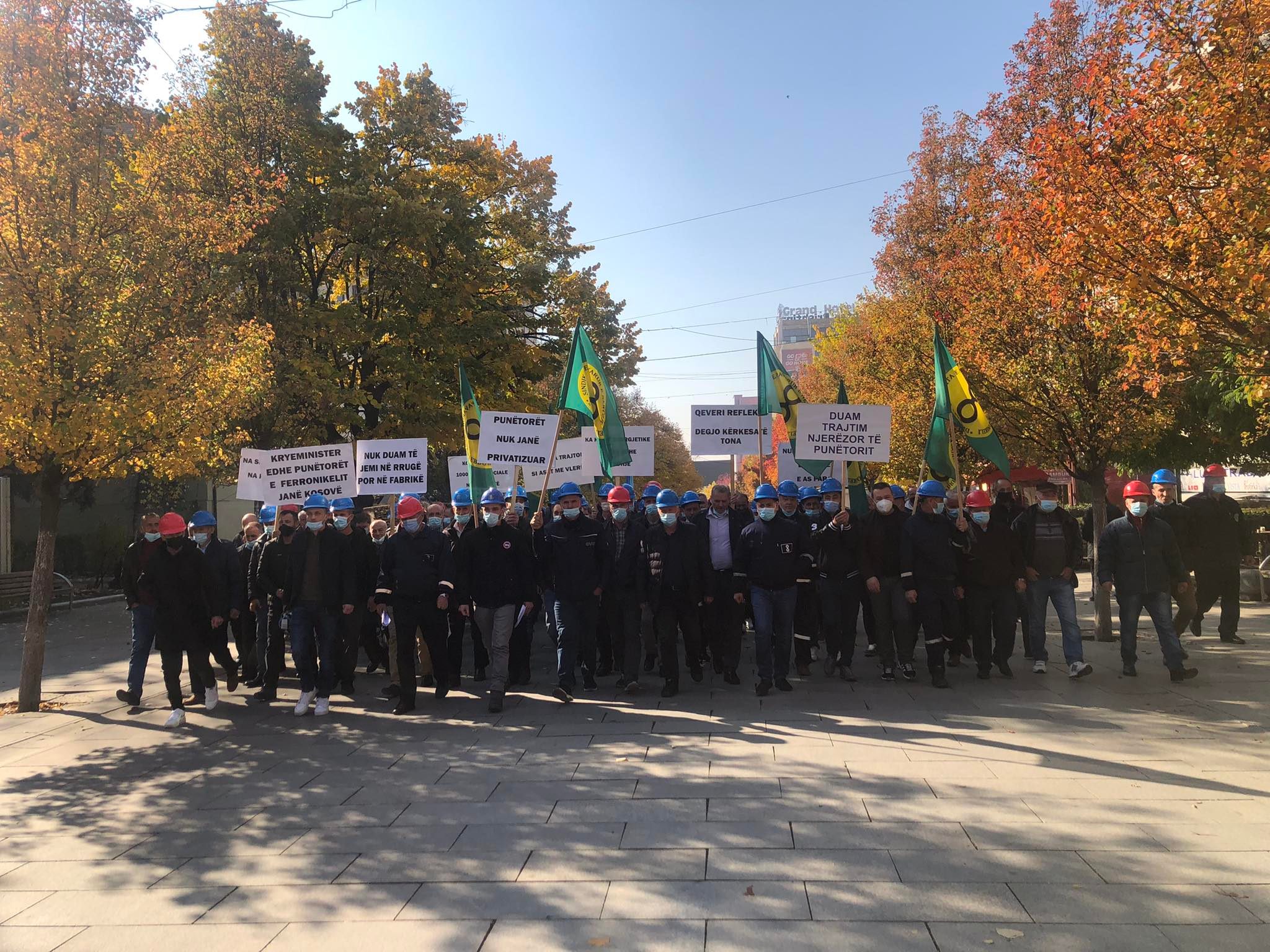 Protesta: Punëtorët e Ferronikelit mësyjnë masivisht objektin e Qeverisë së Kosovës