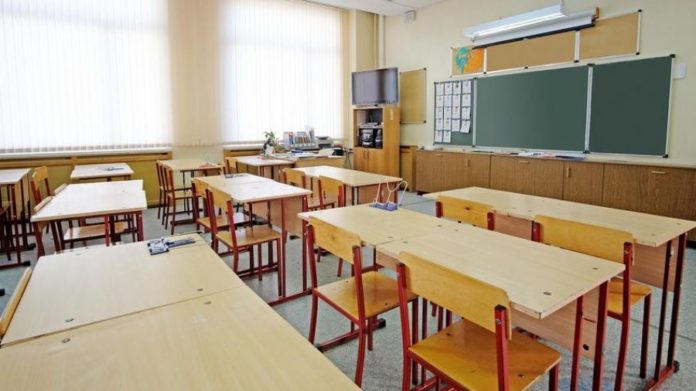 Flet drejtori i shkollës në Gjakovë që është kërcënuar me jetë