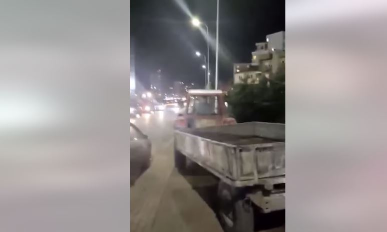 Kapet duke hedhur bërllok me traktor në qendër të Prishtinës, personi xhirohet dhe konfrontohet nga një qytetar