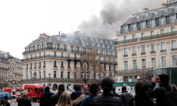 Shpërthen zjarri në qendër të Parisit (PAMJE)