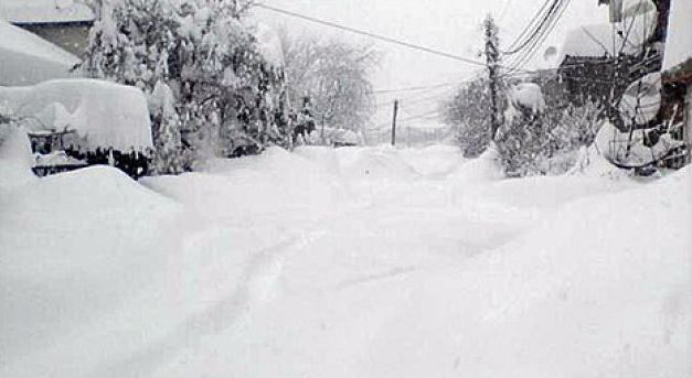 Bora bllokon tri familje në Zllashë të Prishtinës