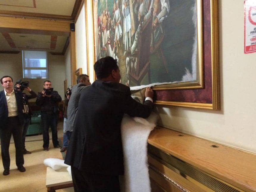 VV në opozitë i shplonte pikturat në Kuvend, tash në pushtet jo, Pacolli: Ishte vetëm për fushatë?