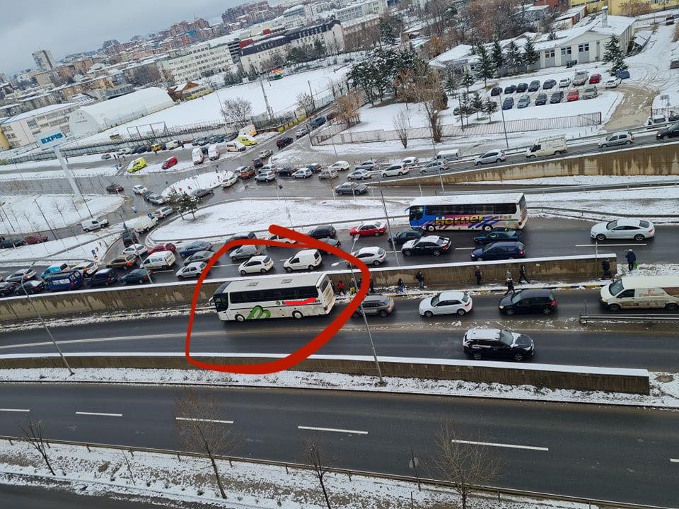 Autobusi nuk ndalet ‘te stanica’: Rrezikon trafikun me ndalje tmerruese në hyrje të Prishtinës