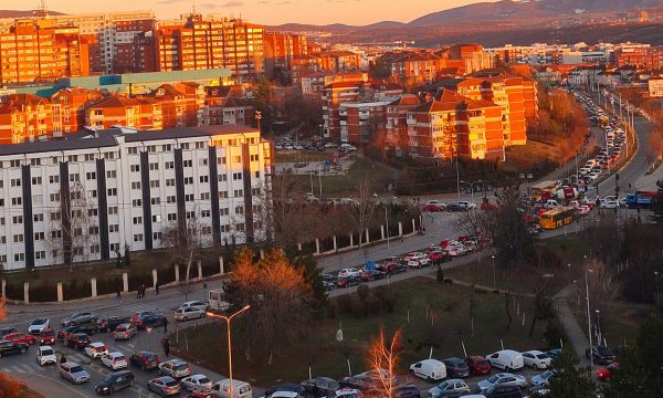 Semaforët nuk funksionojnë, kaos në Prishtinë